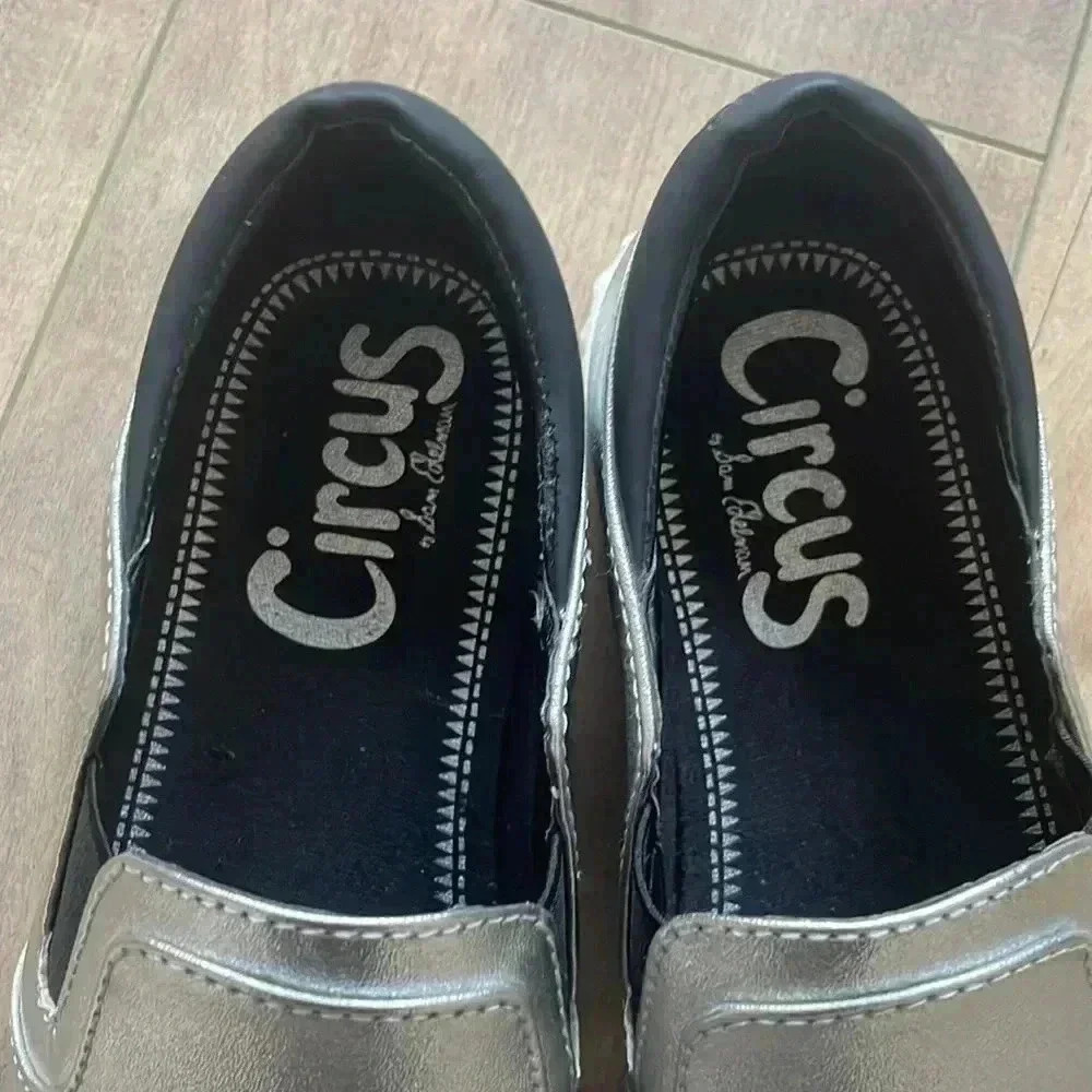 4/$25 Circus by Sam Edelman Cruz Slip-On in Silver/Black Sz 5 - Picture 4 of 6